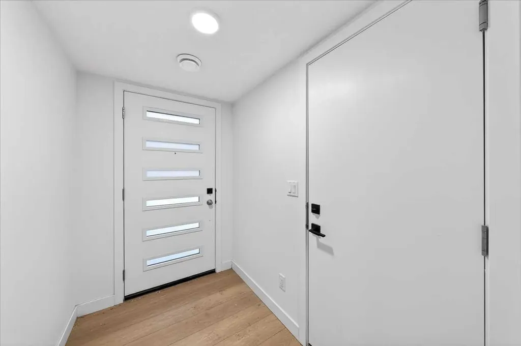 30 Rochester View NW Calgary AB T3L 0M8
