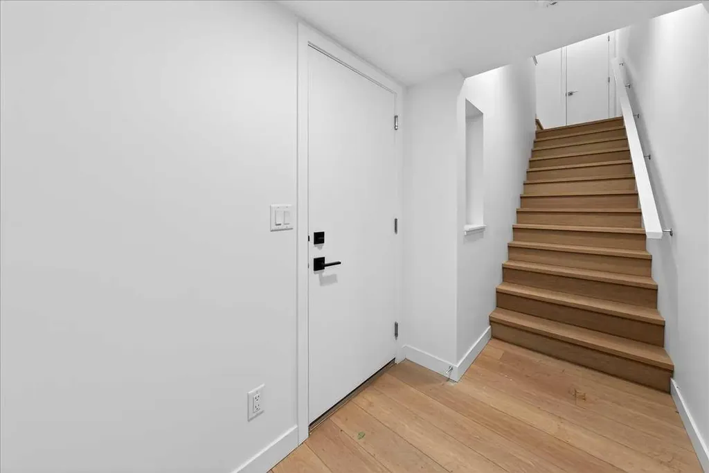 30 Rochester View NW Calgary AB T3L 0M8