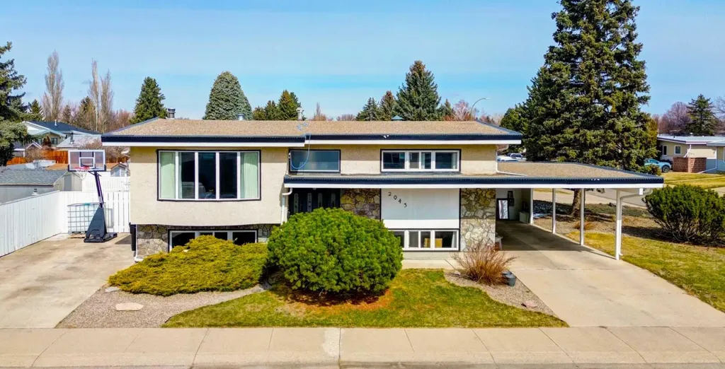 2043 19 Street N Lethbridge AB T1H 4B1