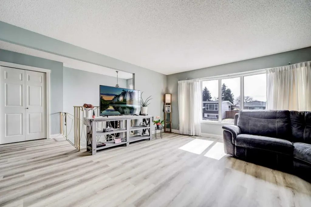 2043 19 Street N Lethbridge AB T1H 4B1