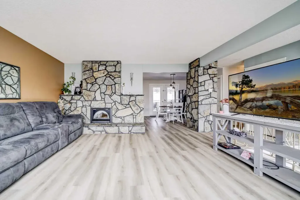 2043 19 Street N Lethbridge AB T1H 4B1