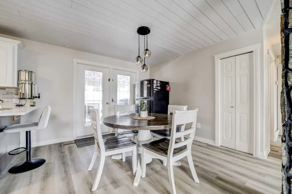 2043 19 Street N Lethbridge AB T1H 4B1