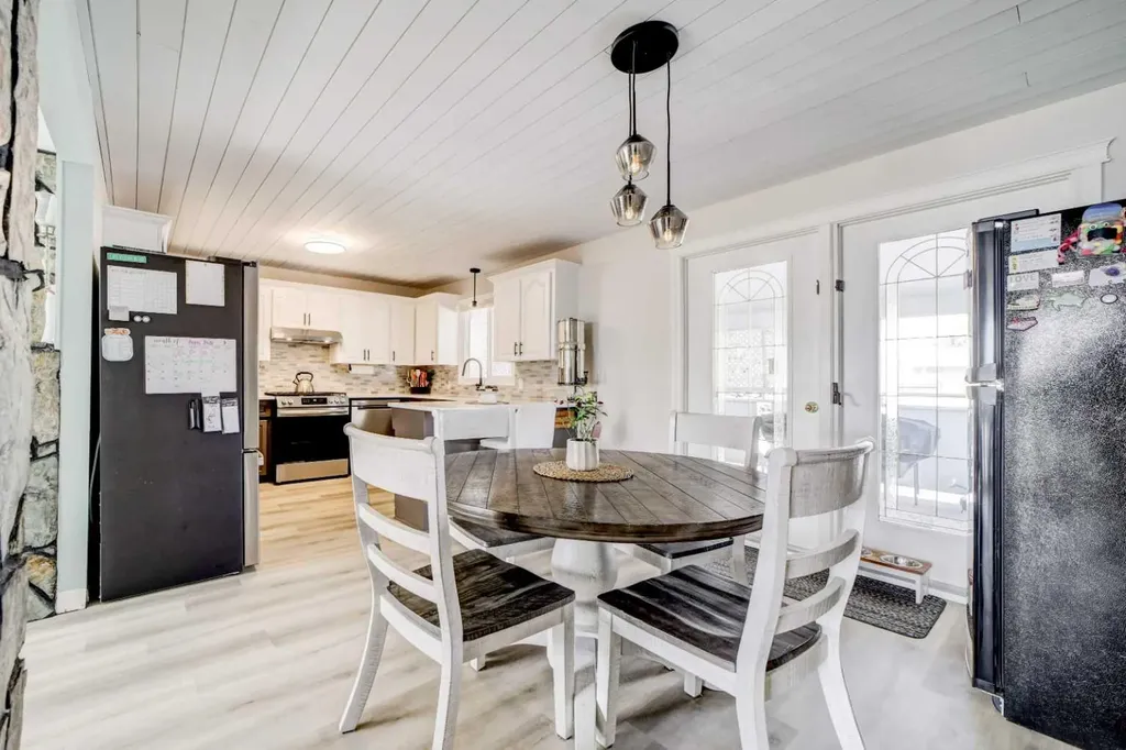 2043 19 Street N Lethbridge AB T1H 4B1