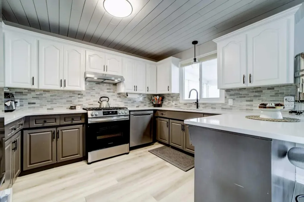2043 19 Street N Lethbridge AB T1H 4B1