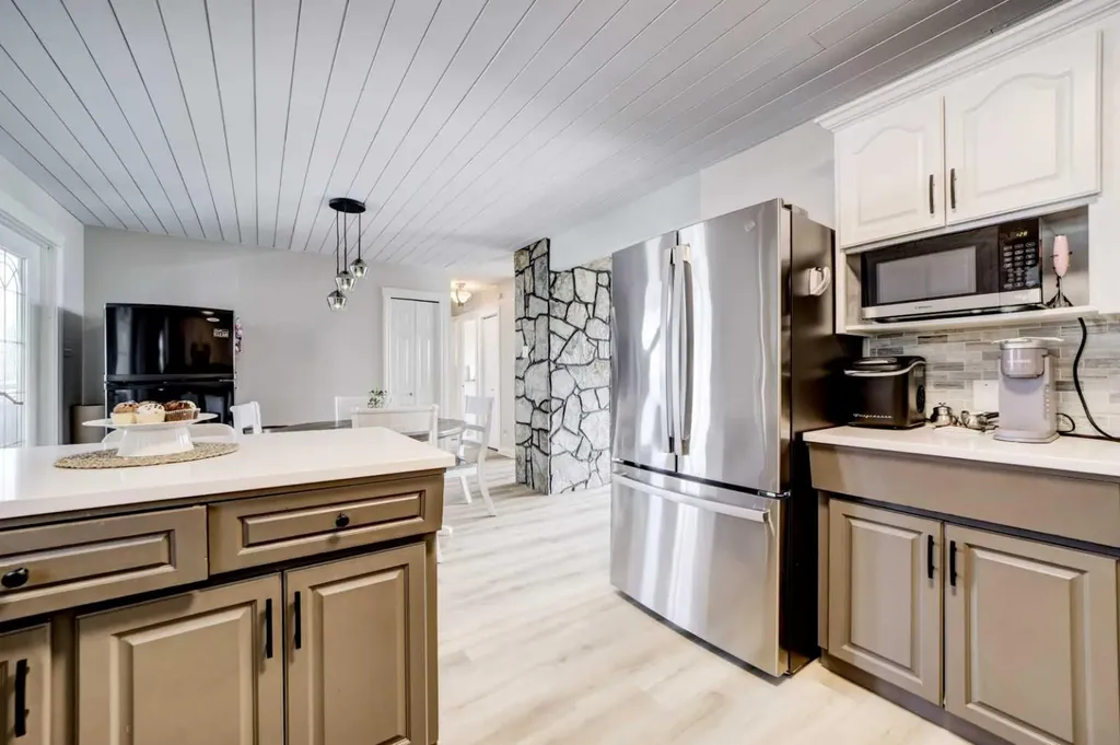 2043 19 Street N Lethbridge AB T1H 4B1