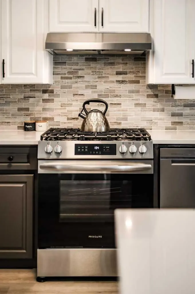 2043 19 Street N Lethbridge AB T1H 4B1