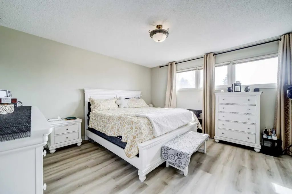 2043 19 Street N Lethbridge AB T1H 4B1