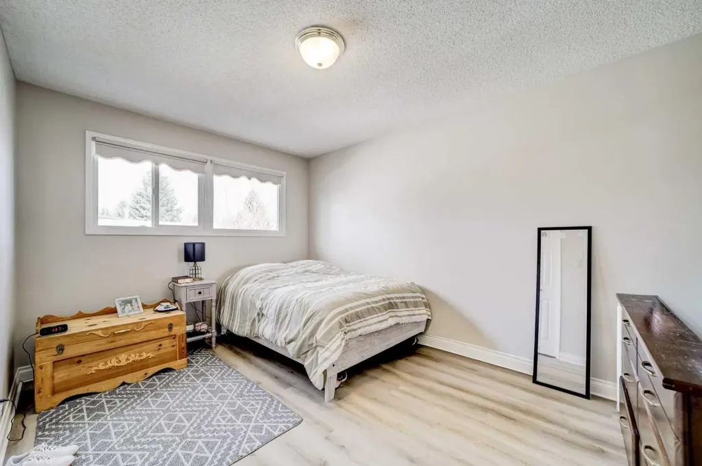 2043 19 Street N Lethbridge AB T1H 4B1