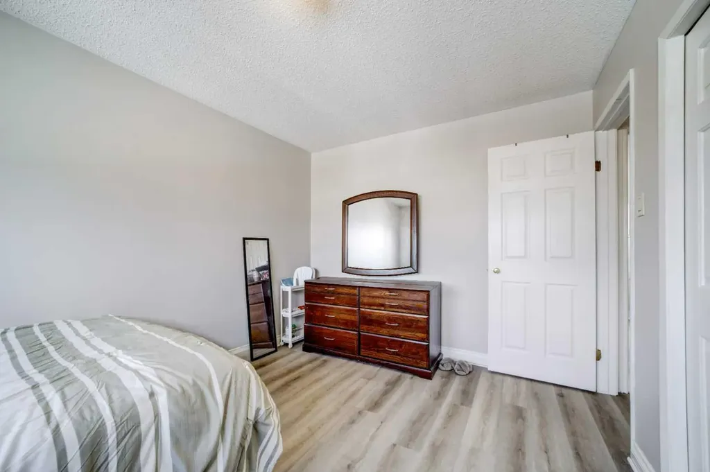 2043 19 Street N Lethbridge AB T1H 4B1