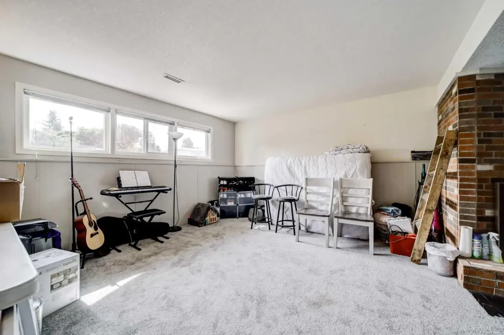 2043 19 Street N Lethbridge AB T1H 4B1