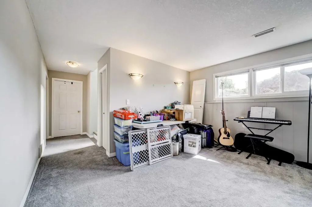2043 19 Street N Lethbridge AB T1H 4B1