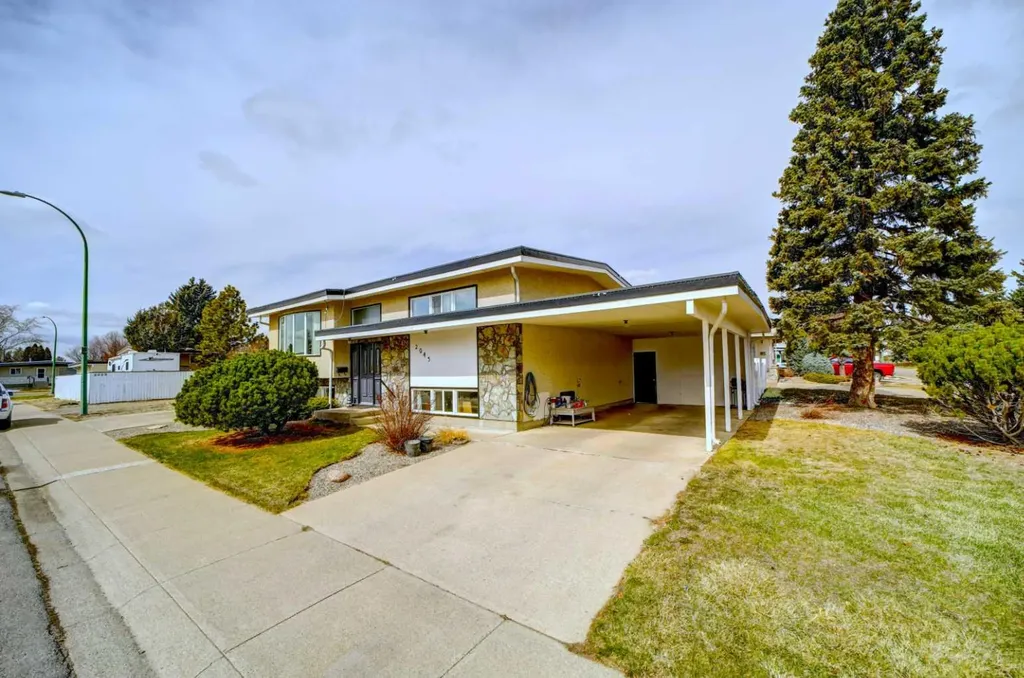 2043 19 Street N Lethbridge AB T1H 4B1