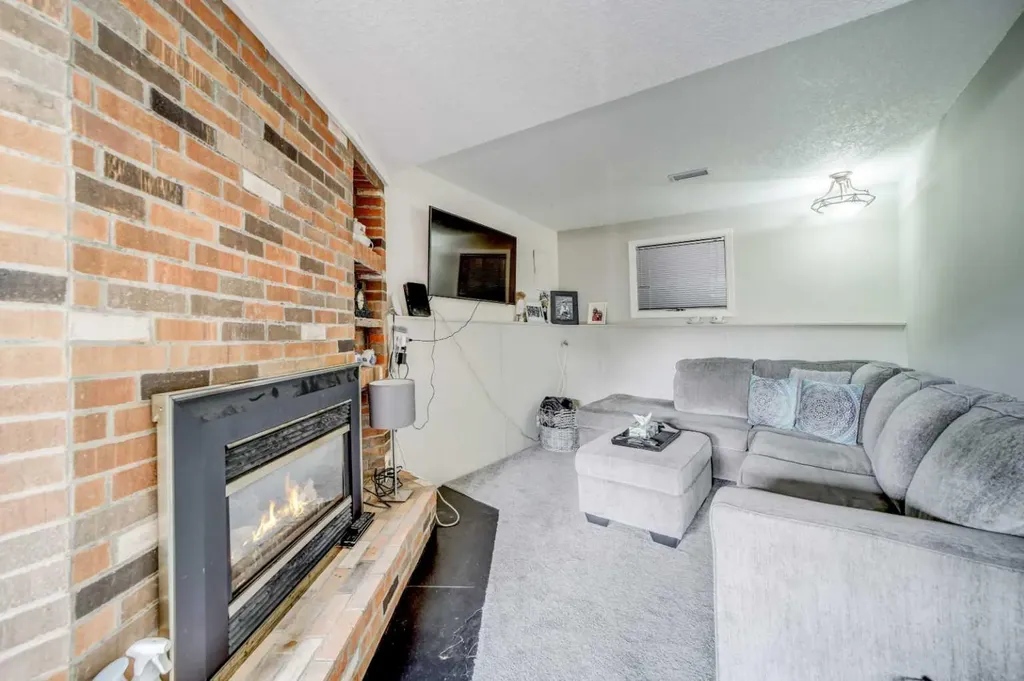 2043 19 Street N Lethbridge AB T1H 4B1