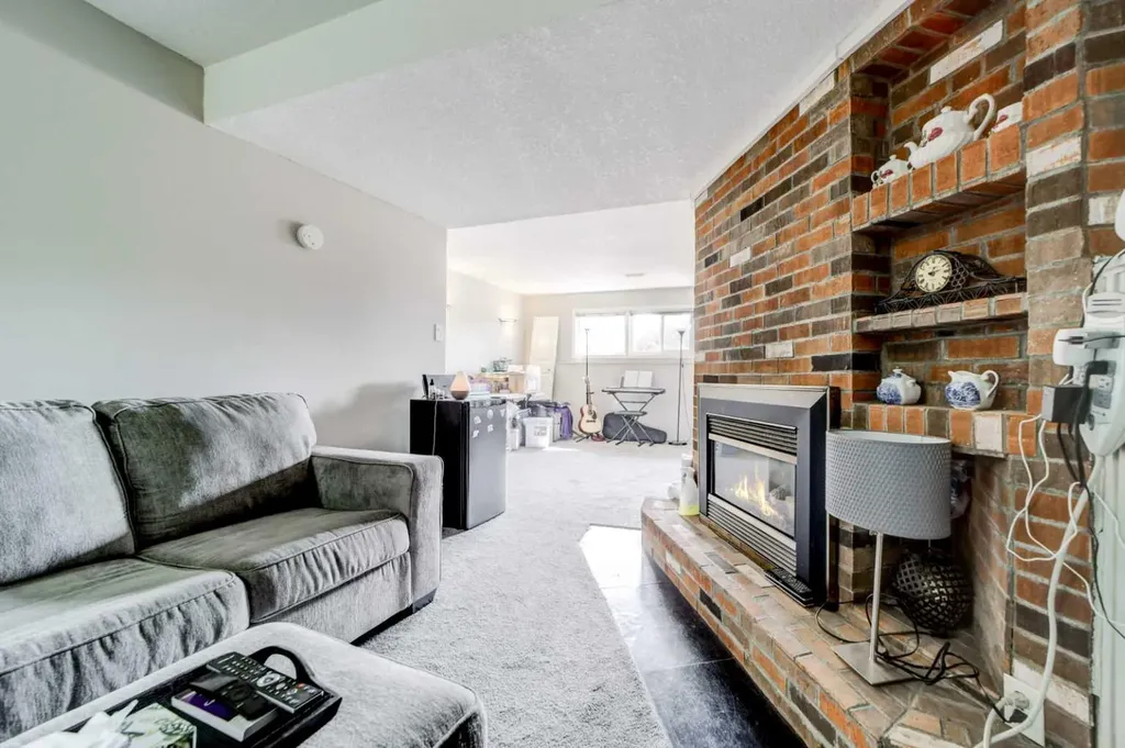 2043 19 Street N Lethbridge AB T1H 4B1