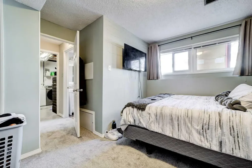 2043 19 Street N Lethbridge AB T1H 4B1