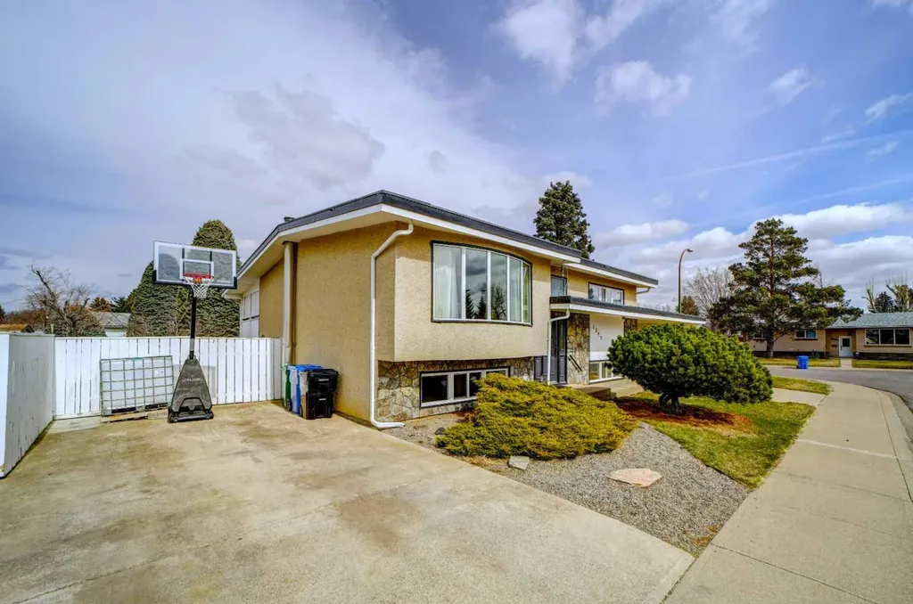 2043 19 Street N Lethbridge AB T1H 4B1