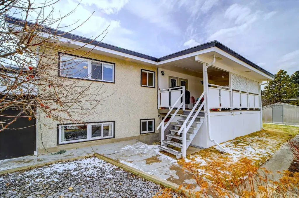 2043 19 Street N Lethbridge AB T1H 4B1