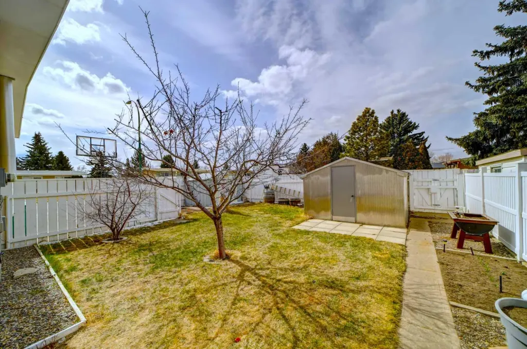 2043 19 Street N Lethbridge AB T1H 4B1