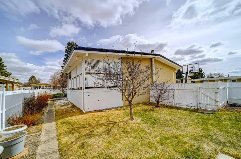 2043 19 Street N Lethbridge AB T1H 4B1