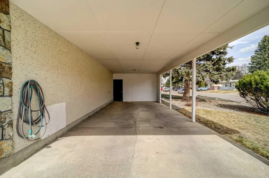 2043 19 Street N Lethbridge AB T1H 4B1