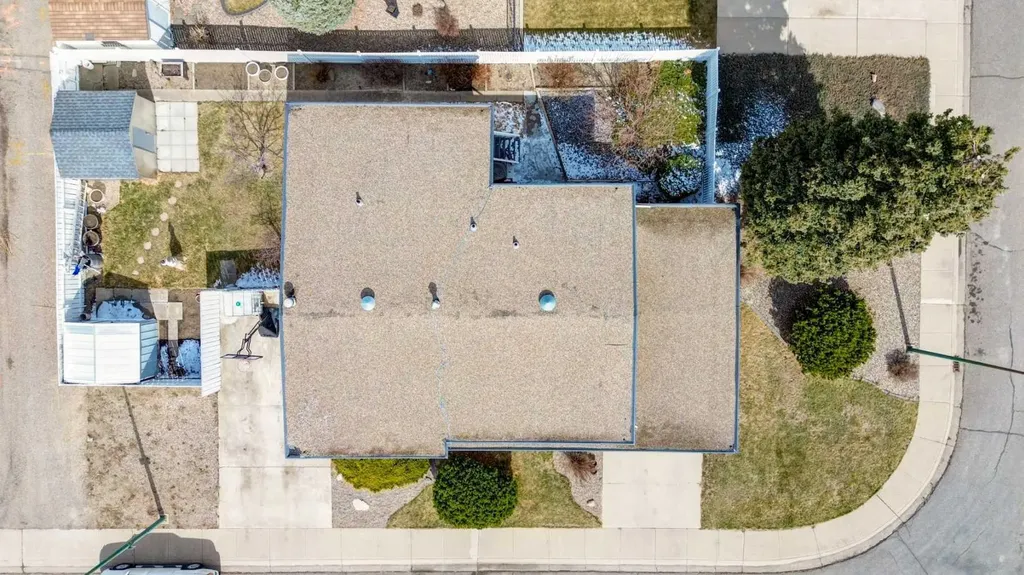 2043 19 Street N Lethbridge AB T1H 4B1