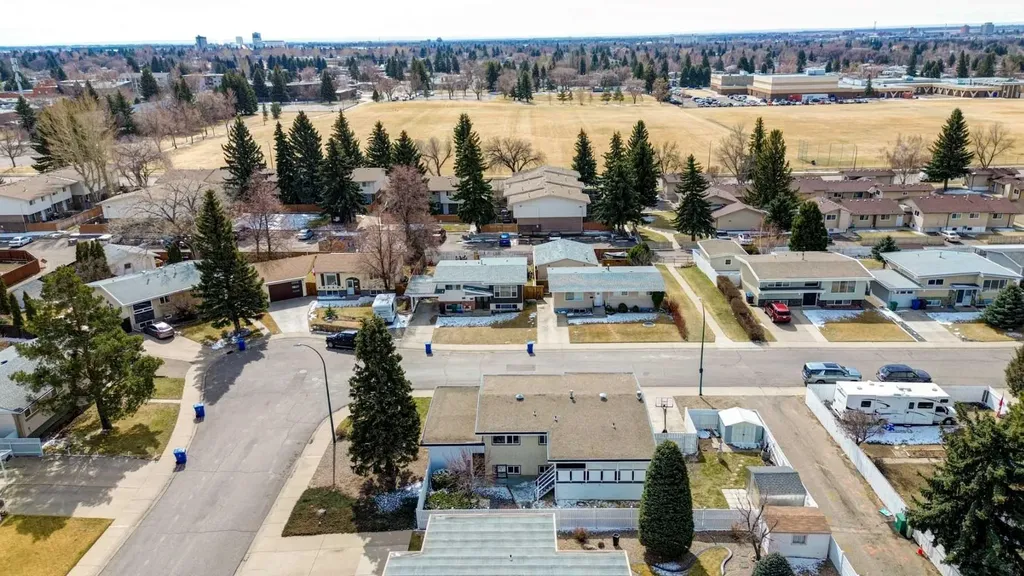 2043 19 Street N Lethbridge AB T1H 4B1