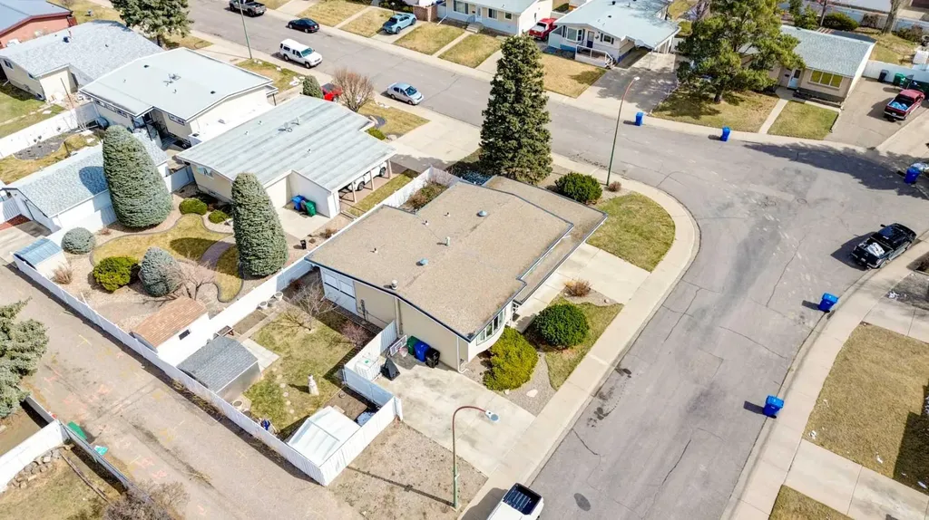 2043 19 Street N Lethbridge AB T1H 4B1