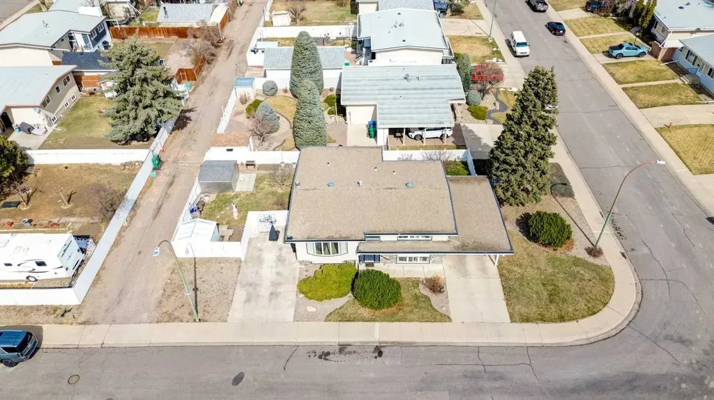 2043 19 Street N Lethbridge AB T1H 4B1