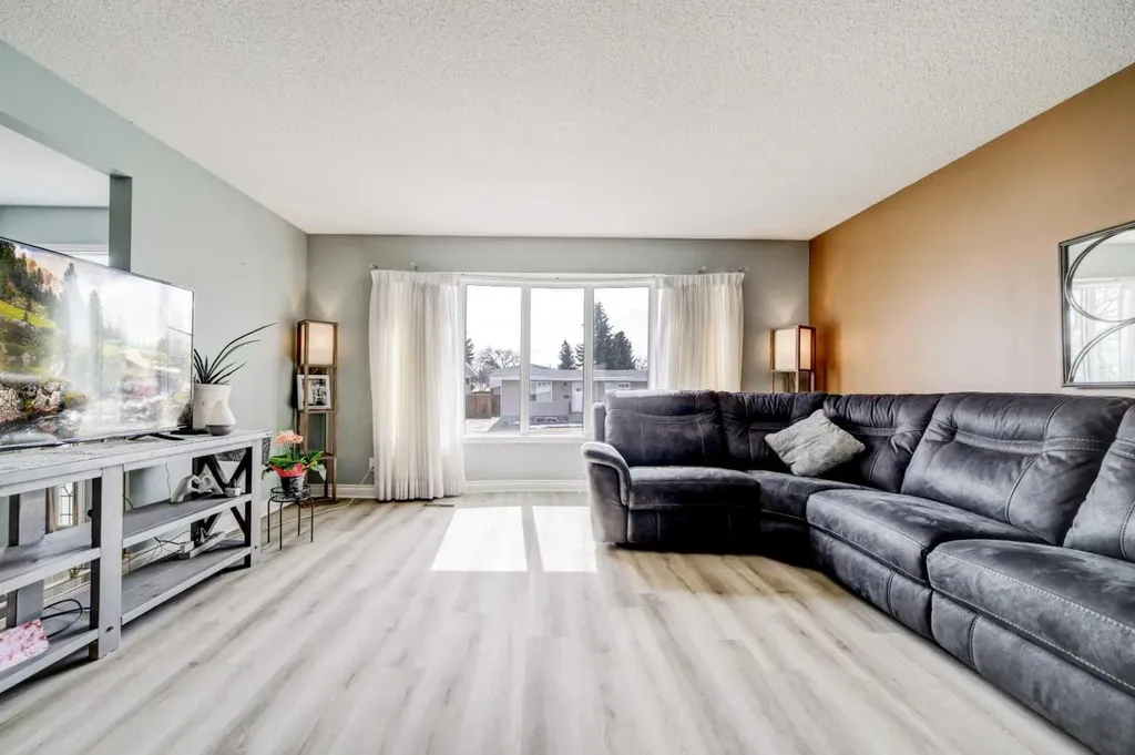 2043 19 Street N Lethbridge AB T1H 4B1