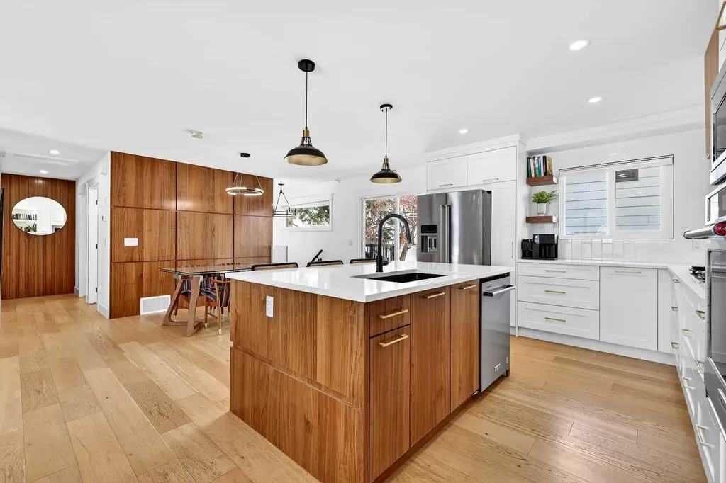6323 Crowchild Trail SW Calgary AB T3E 5R6
