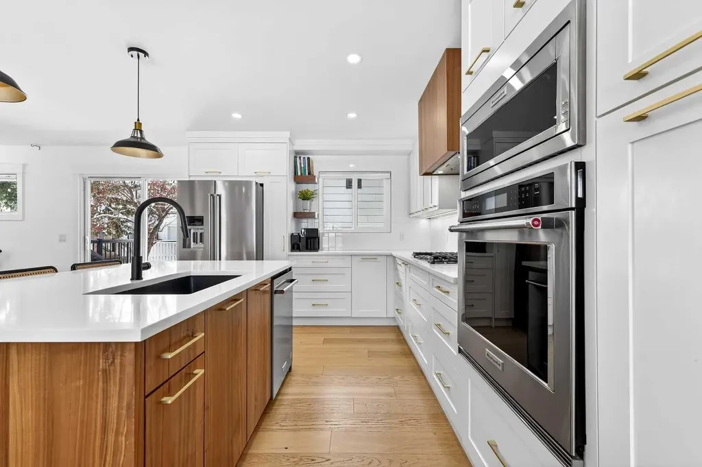 6323 Crowchild Trail SW Calgary AB T3E 5R6