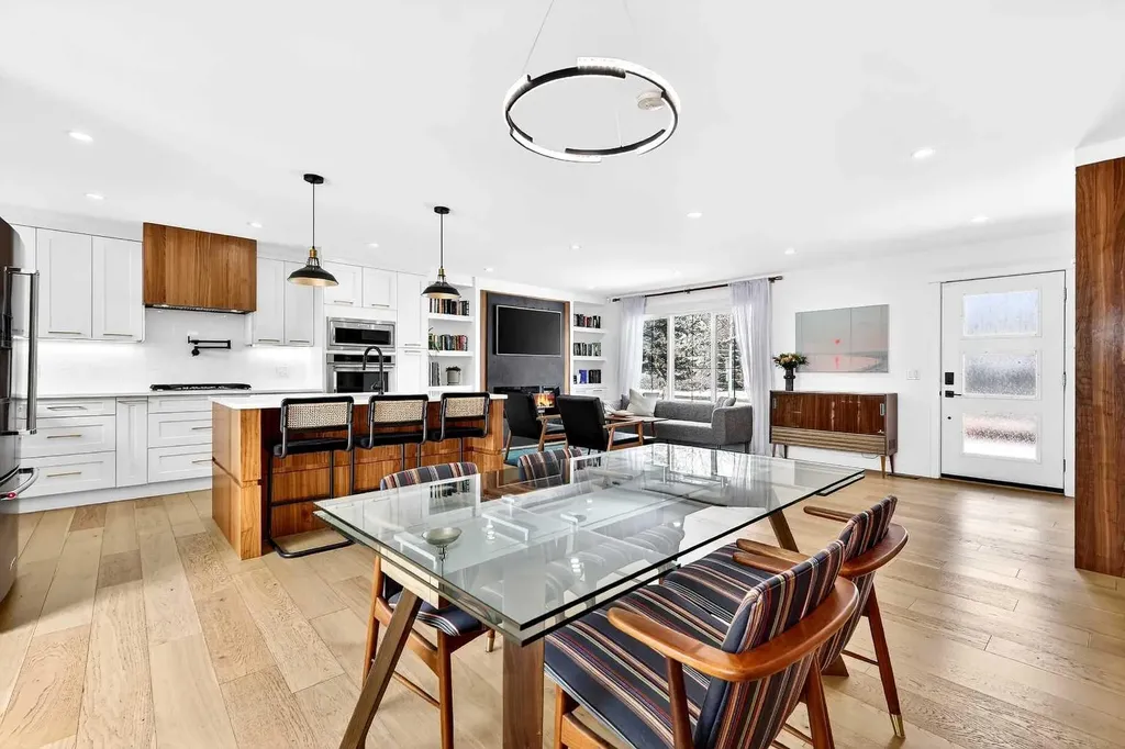 6323 Crowchild Trail SW Calgary AB T3E 5R6