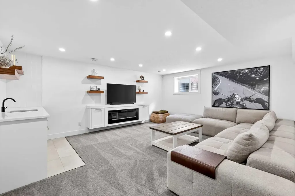 6323 Crowchild Trail SW Calgary AB T3E 5R6