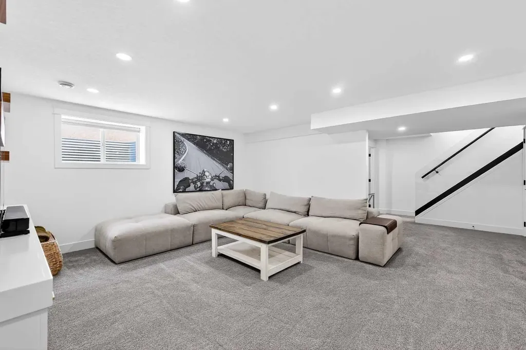 6323 Crowchild Trail SW Calgary AB T3E 5R6