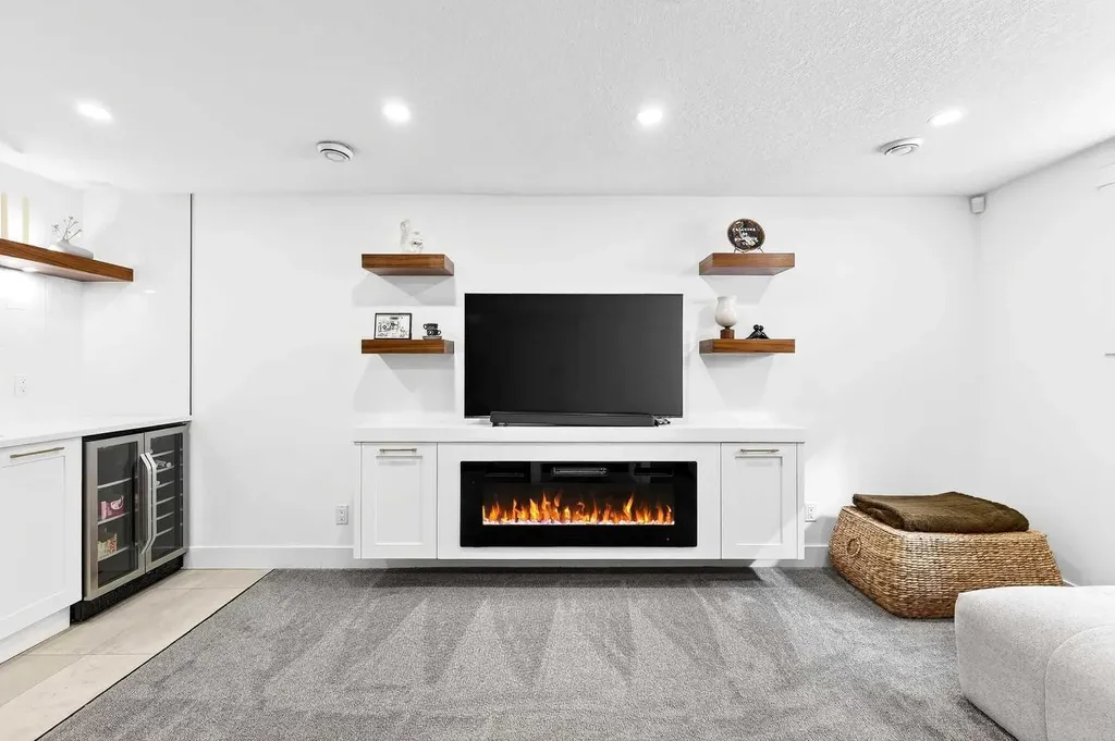 6323 Crowchild Trail SW Calgary AB T3E 5R6