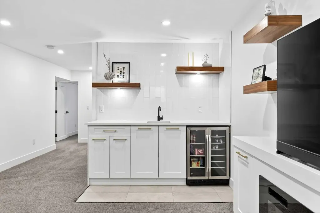 6323 Crowchild Trail SW Calgary AB T3E 5R6