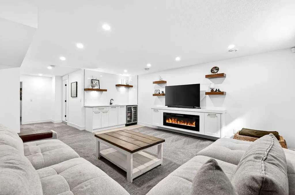 6323 Crowchild Trail SW Calgary AB T3E 5R6