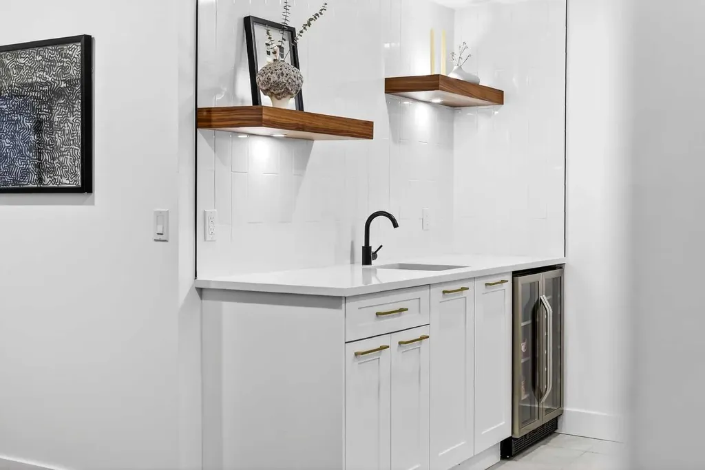 6323 Crowchild Trail SW Calgary AB T3E 5R6