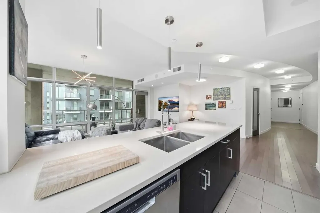 530 12 Avenue SW Calgary AB T2R0B1