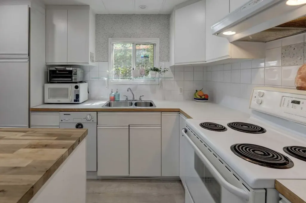 3223 83 Street NW Calgary AB T3B 5M8