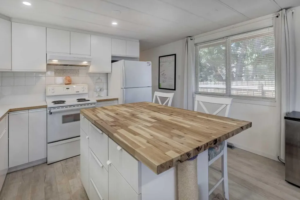 3223 83 Street NW Calgary AB T3B 5M8