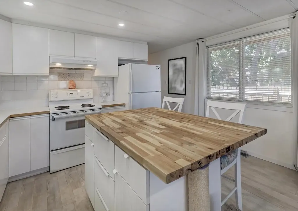 3223 83 Street NW Calgary AB T3B 5M8