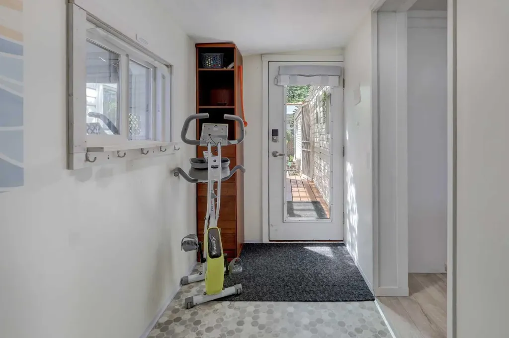 3223 83 Street NW Calgary AB T3B 5M8