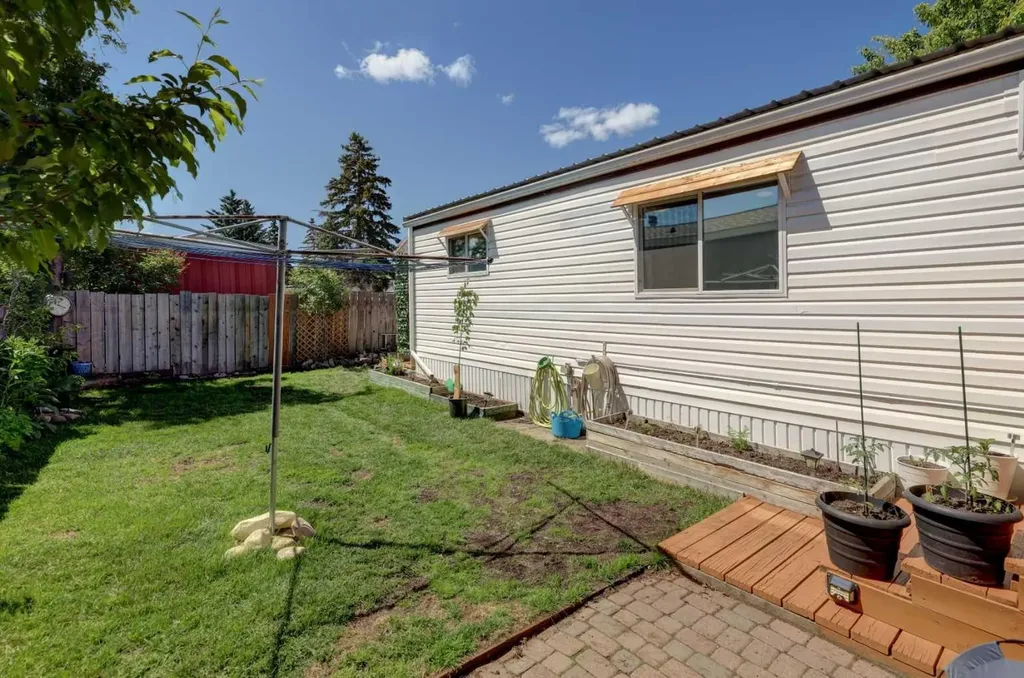 3223 83 Street NW Calgary AB T3B 5M8