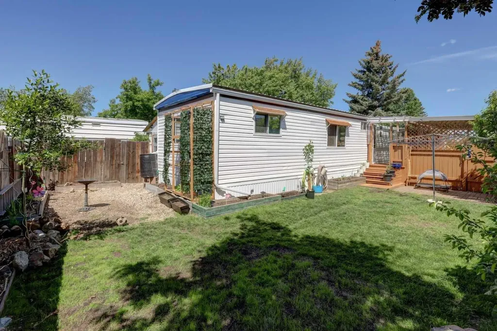 3223 83 Street NW Calgary AB T3B 5M8
