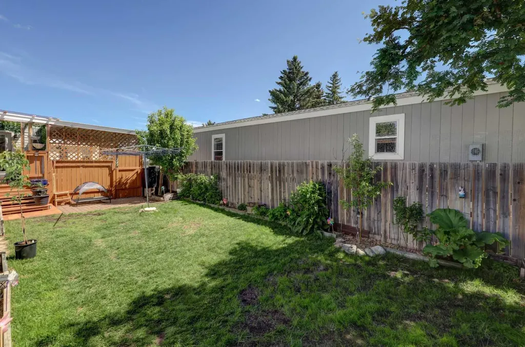 3223 83 Street NW Calgary AB T3B 5M8