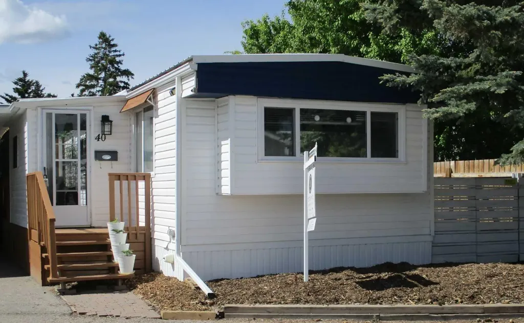 3223 83 Street NW Calgary AB T3B 5M8