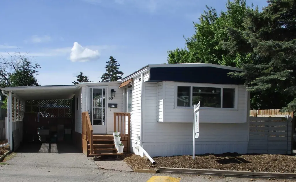 3223 83 Street NW Calgary AB T3B 5M8