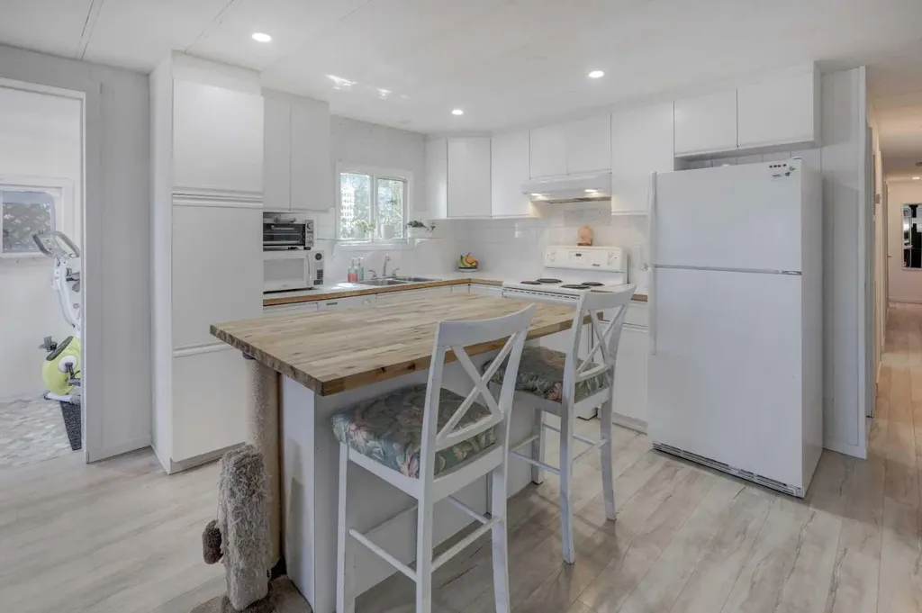 3223 83 Street NW Calgary AB T3B 5M8
