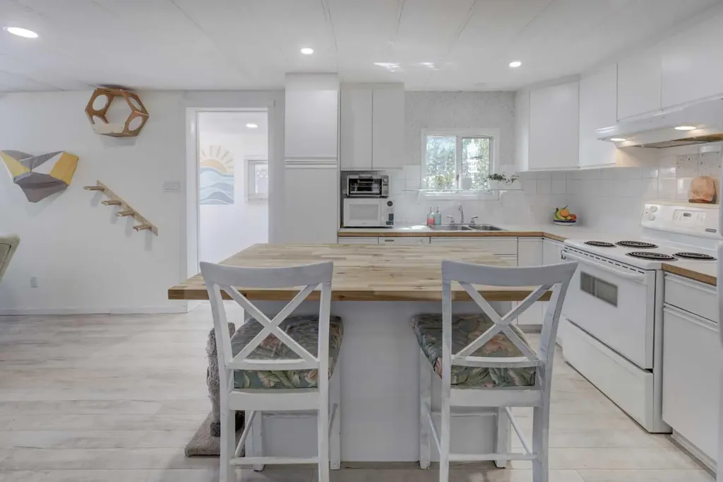3223 83 Street NW Calgary AB T3B 5M8